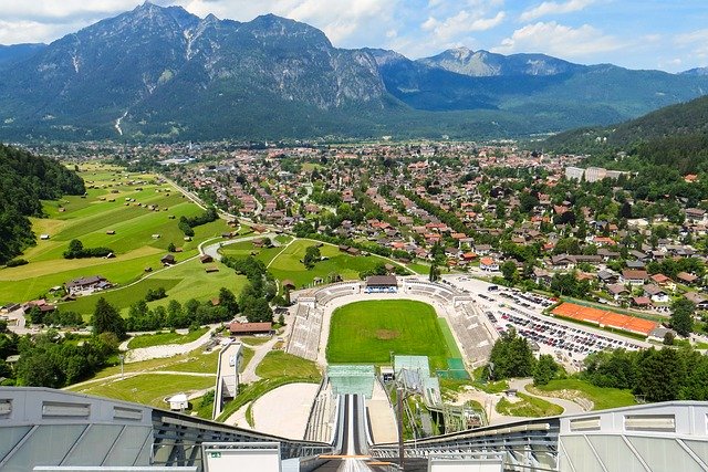 Foto Stadt Garmisch-Partenkirchen von der Sprungschanze aus